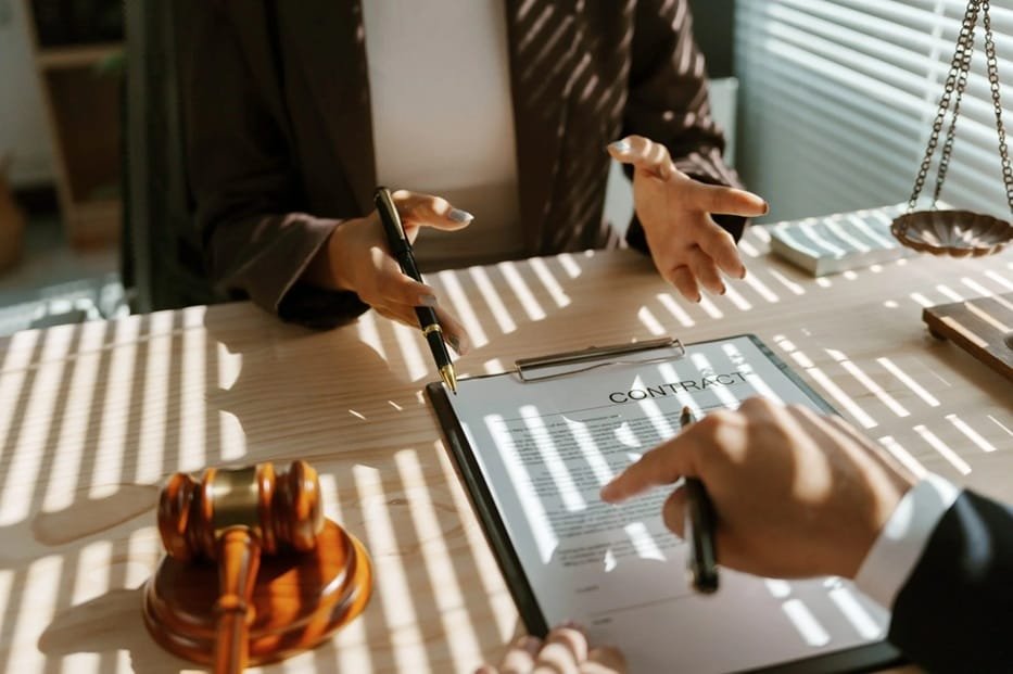 How Business Attorneys Navigate Contract Negotiations